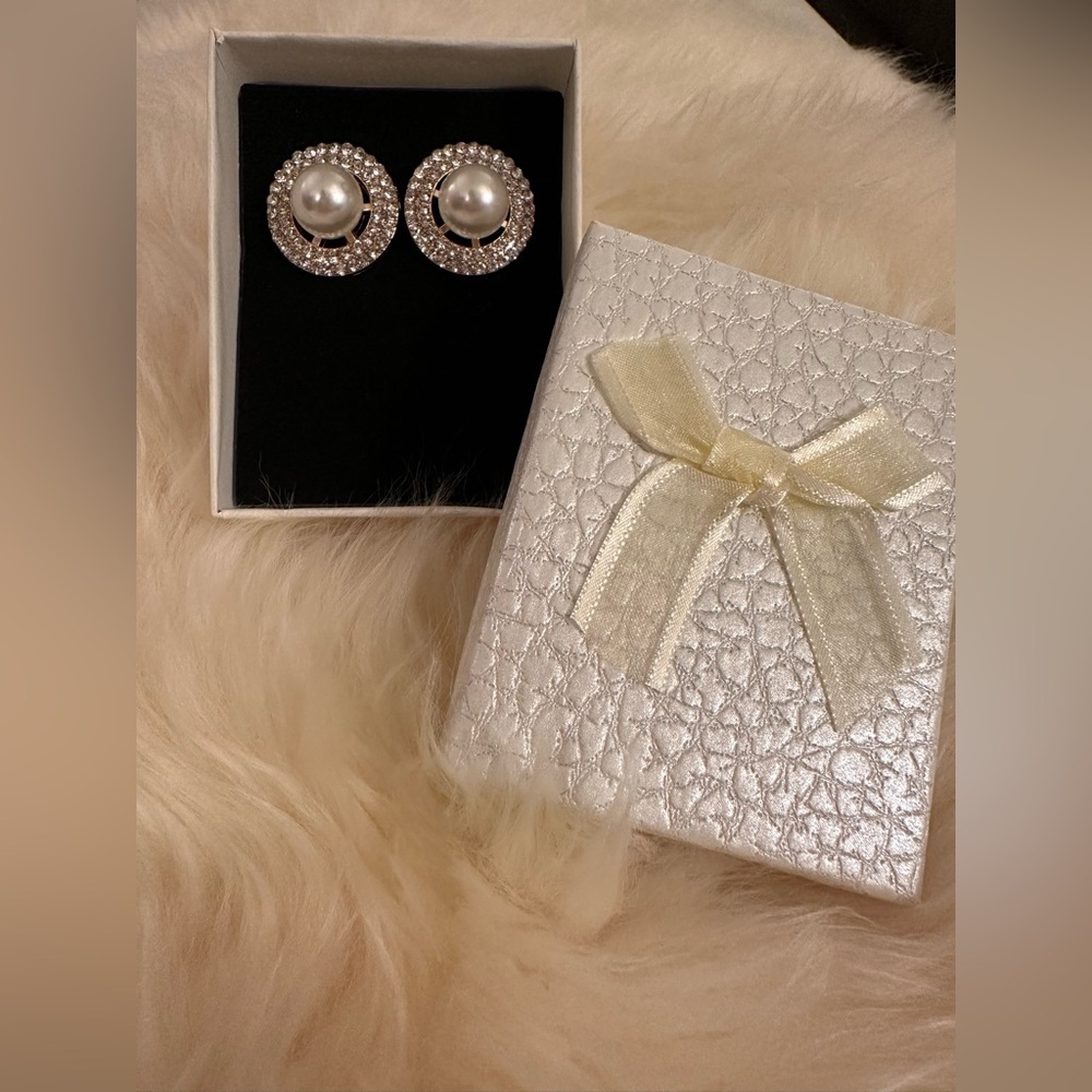 NWT faux Pearl and rhinestone clip on earrings